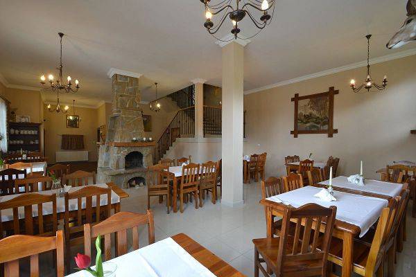 Stołówka z kominkiem.