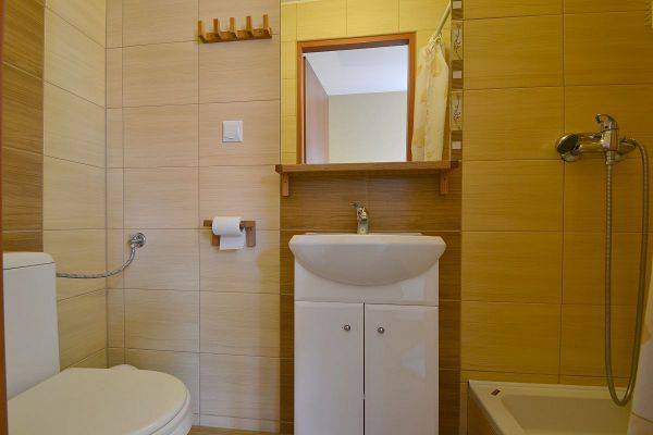 Łazienka w pokoju 2 osobowym.