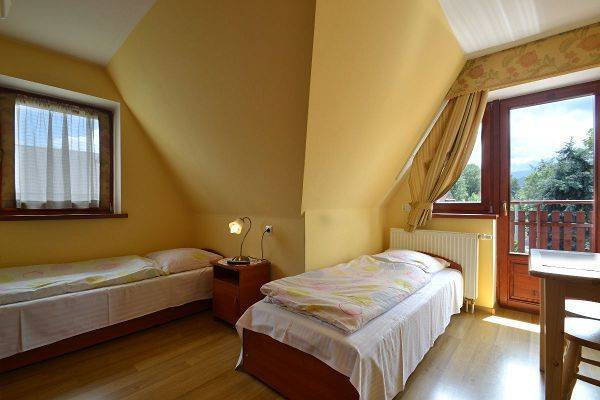 Pokój 2 osobowy z łazienką i z 2 osobnymi łóżkami.