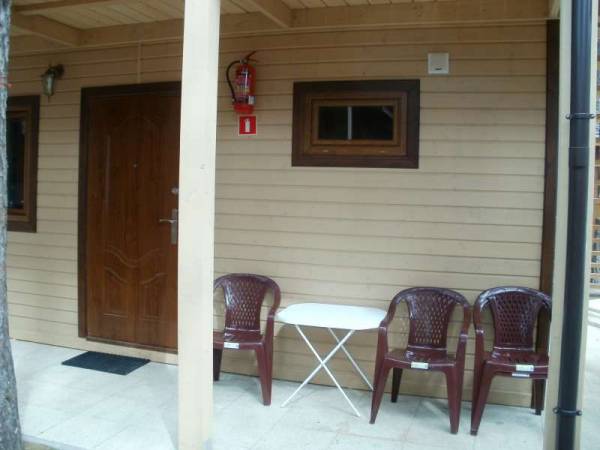 Domek piętrowy -po całym dniu odpoczynek przed domkiem z grilowaniem.