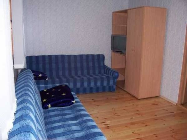 Domek 2-pokojowy -pokój z telewizorem.