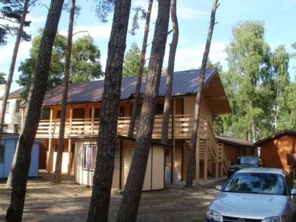 Domek piętrowy z mieszkaniami 2-pokojowymi z łazienkami i kuchniami, RTV itp.