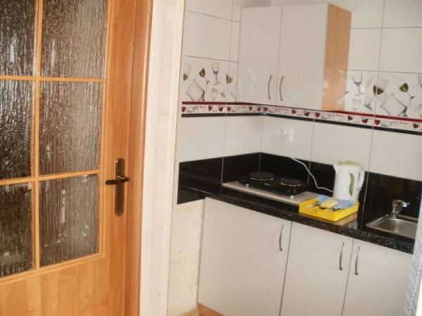 Kuchnia z całym wyposażeniem.