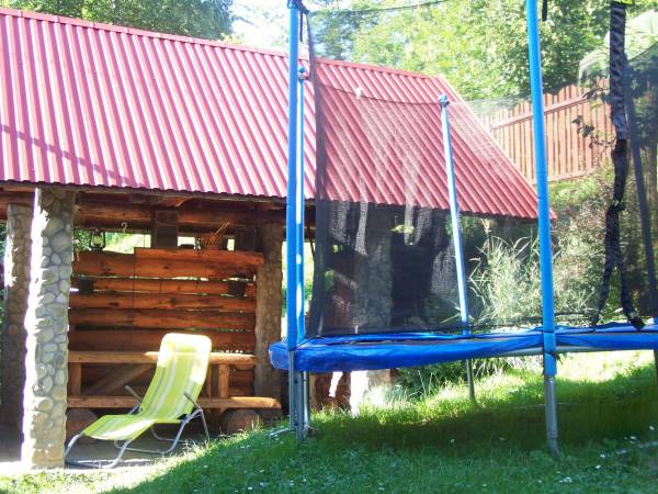 Altanka z grillem i trampolina