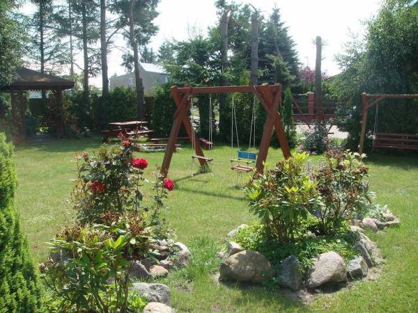 Huśtawki, altanka ogrodowa z grillem i miejsce na ognisko
