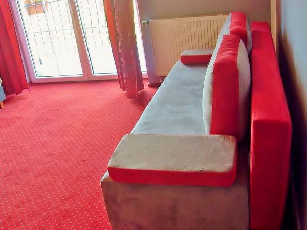 Nowe, rozkładane kanapy na sprężynach bonellowych w pokojach 7+8