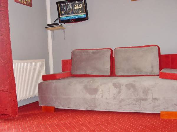 Nowe, rozkładane kanapy na sprężynach bonellowych w pokojach 7+8