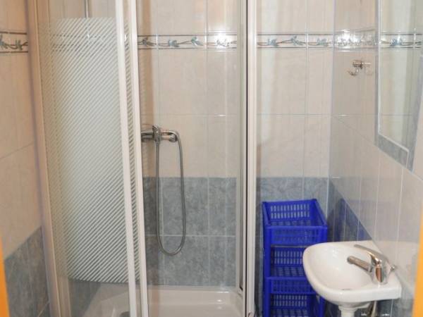 Pokój z łazienką i TV