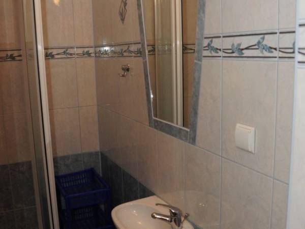 Pokój z łazienką i TV