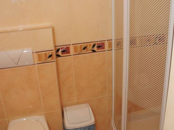 Pokój z łazienką i TV