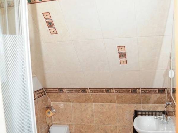 Pokój z łazienką i TV