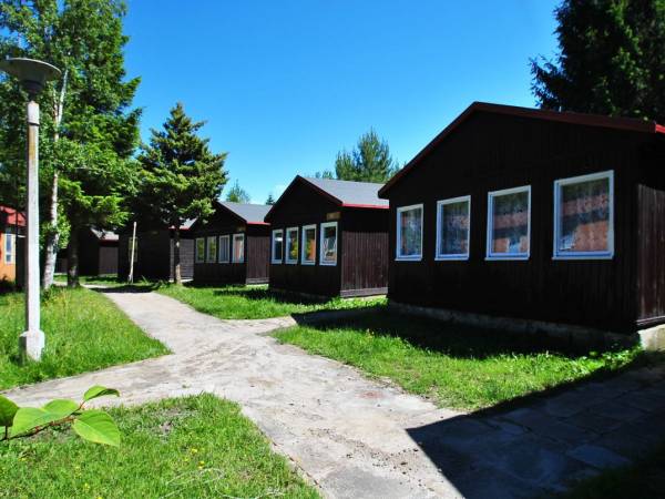 domki standard z łazienką i bez