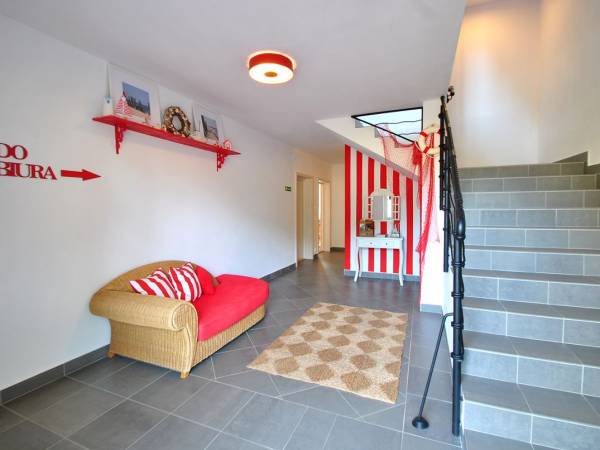 KLATKA SCHODOWA I KORYTARZE