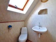 toaleta na piętrze domku