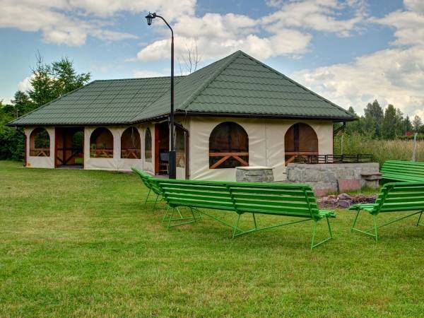 wiata ze sprzętem rekreacyjnym