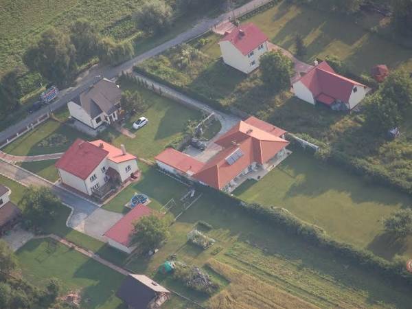 Biały Domek/ ten w środku/ z lotu lotnią