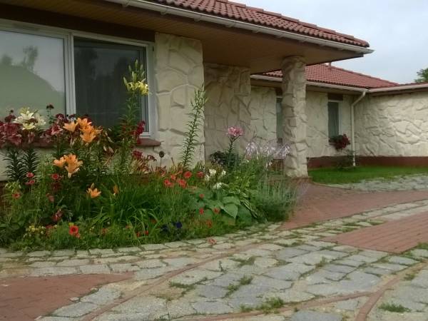 Biały Domek - dziedziniec