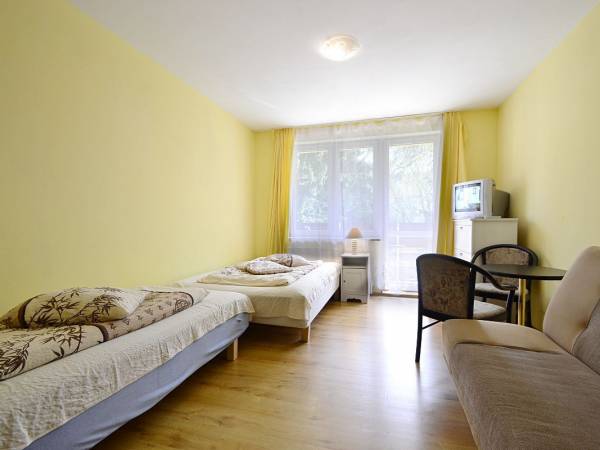 Pokój na 2 piętrze 2/3os z balkonem, łazienką na przeciw pokoju dostępną tylko dla tego pokoju. 