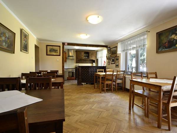 Sala jadalna na parterze z kuchnią.