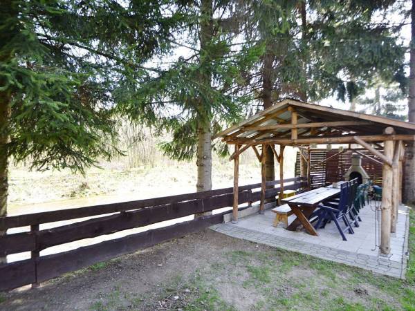 Grill-domek, obok rzeczka Bystrzyca Dusznicka.