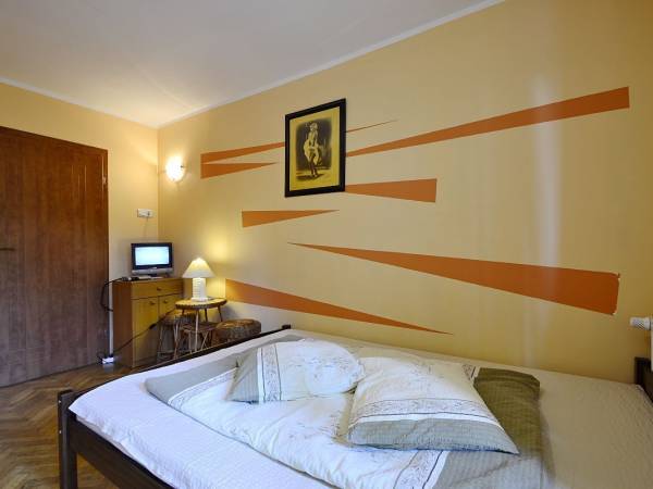 Pokój 2os. na 2 piętrze nr.13 ze wspólnym łóżkiem i balkonem.