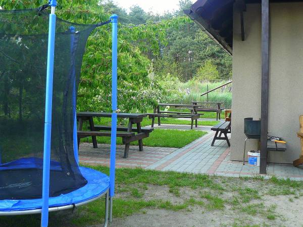 Trampolina i ławki przed pokojami