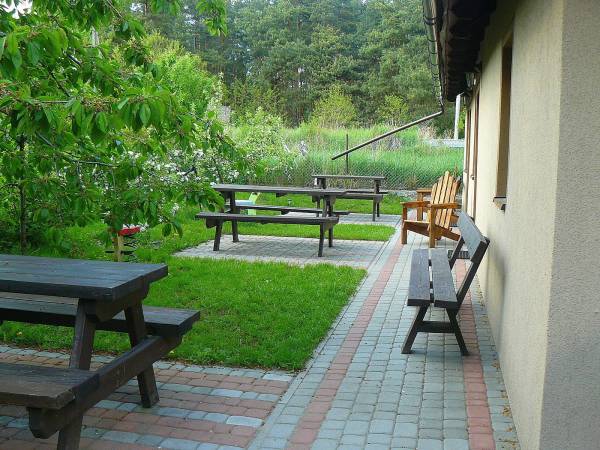 Ławki przed pokojami