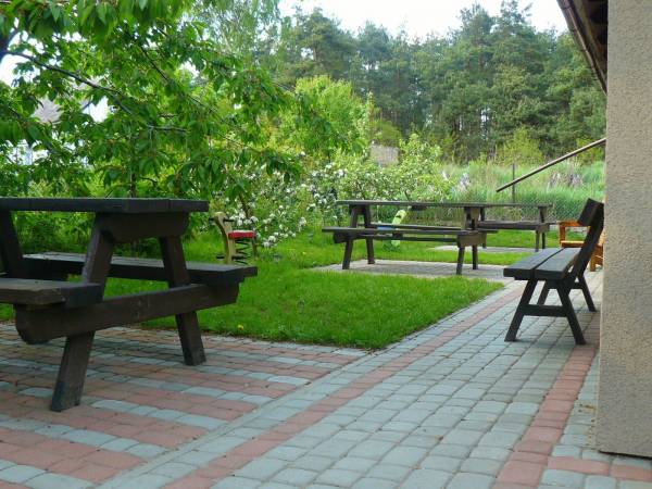 Ławki przed pokojami