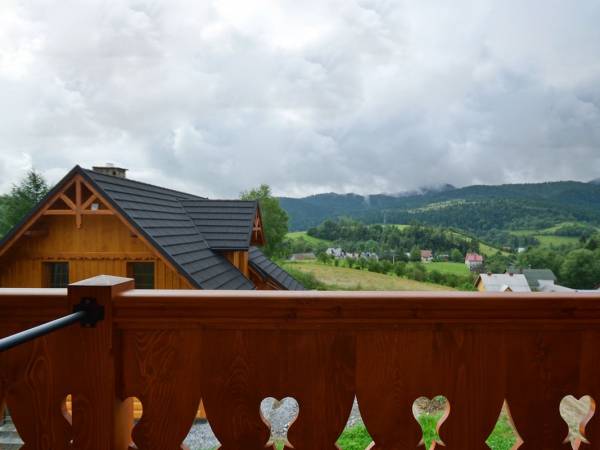 Widok na góry z balkonu domku