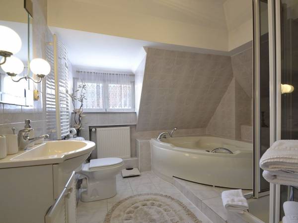 Łazienka z wanna d hydromasazu na drugim pietrze w apartamencie 1 pokojowym.