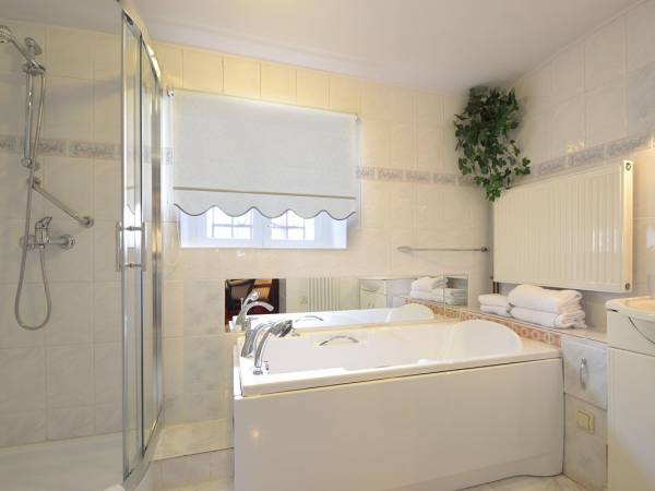 łazienka w apartamencie 1 pokojowym. Wanna z hydromasazem