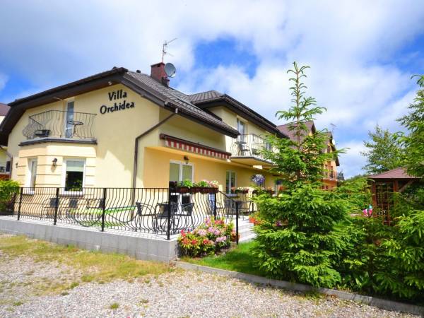 widok od strony parkingu z balkonem pok nr 5