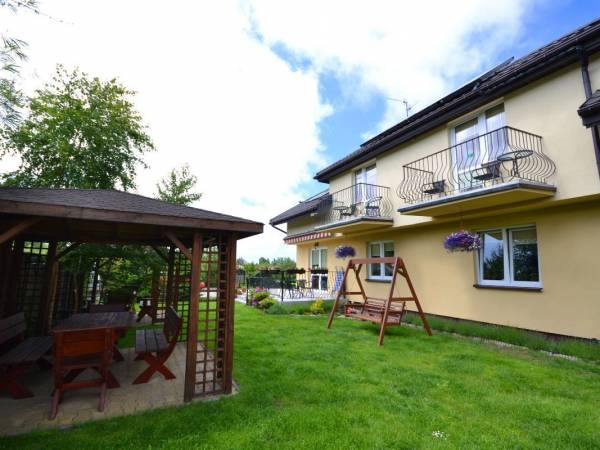 część ogrodowa z altanami i grilami