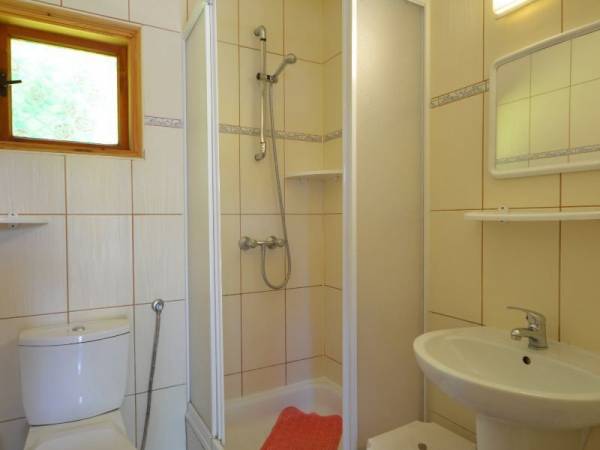 łazienka w domku kempingowym