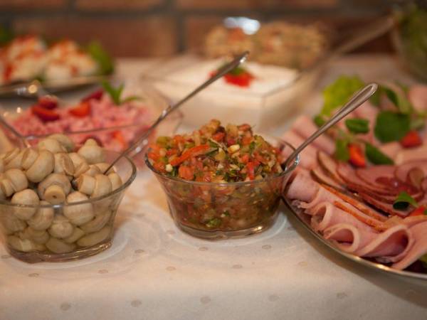 Na śniadanie zawsze podajemy mnóstwo przekąsek.