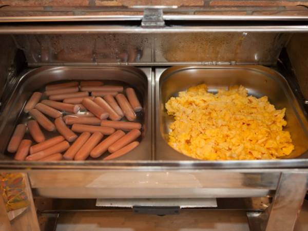 Każdego dnia - na śniadaniu sa min 2 posiłki na ciepło.