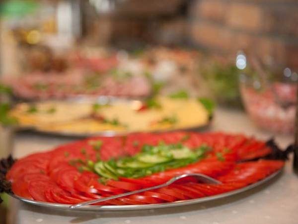 Bufet szwedzki. Zawsze wszystko świeże! Dba o to osobiście właściel hotelu.