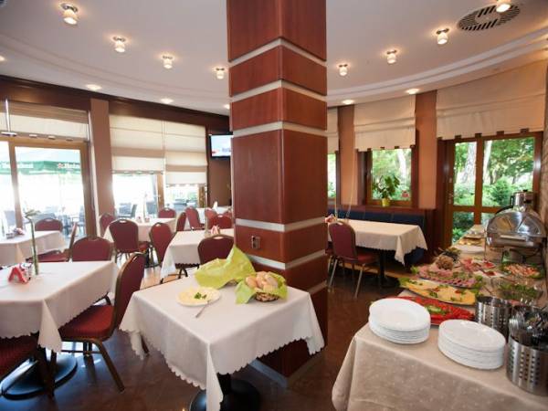 Restauracja w naszej Willi z wyjściem na ogródek letni.