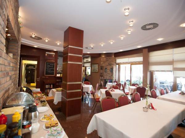 Restauracja z kominkiem i wyjściem na ogródek letni.