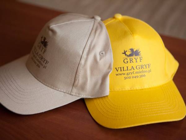 Razi słoneczko? Nie ma problemu. Firmowa czapeczka na plażę GRATIS!