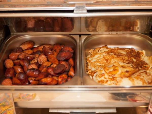 Na śniadanie zawsze podajemy min 2 potrawy na ciepło.