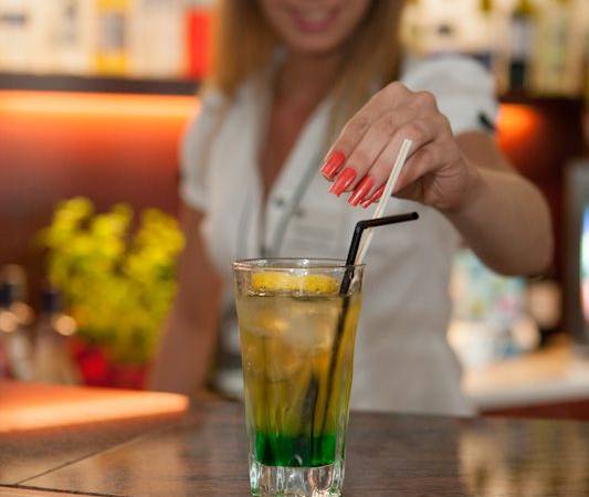 Profesjonalna obsługa w naszym drink-barze.