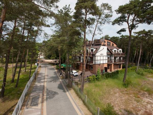 Dojście do plaży oddalonej około 150 metrów od budynku. Niestety - drzewa zasłaniają!