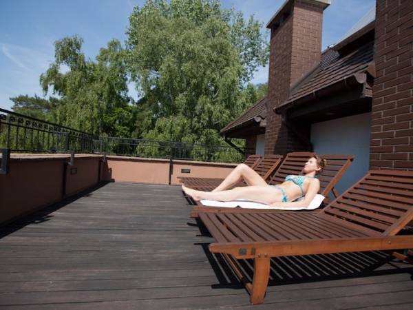 Taras na dachu. Prywatna plaża, gdzie są wygodne leżaki i łóżka plażowe.