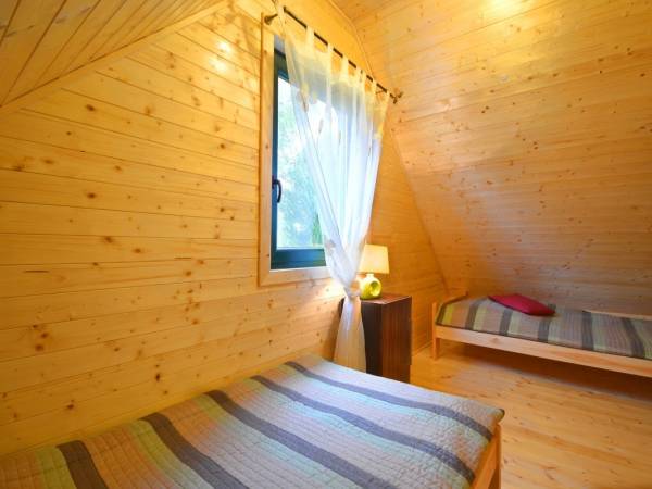 mała sypialnia piętro