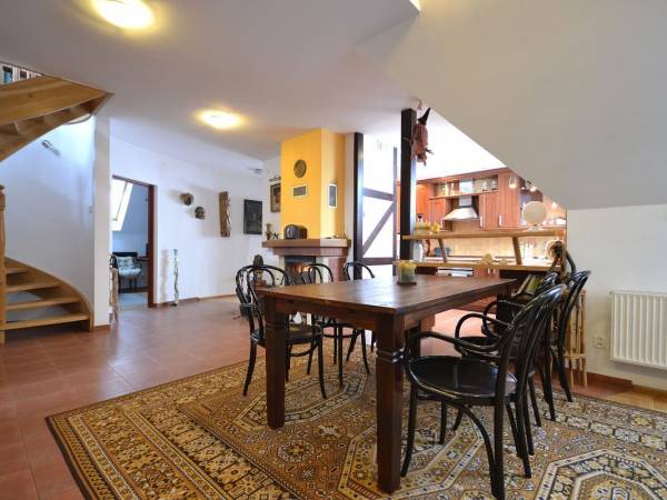 sala kominkowa z aneks.kuchennym