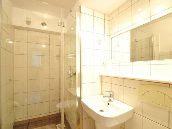 łazienka w pokoju 3 osobowym - parter