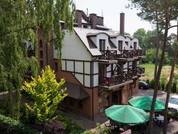 Widok z góry. Na dachu budynku mamy duuuży taras z wygodnymi leżakami i łóżkami plażowymi.