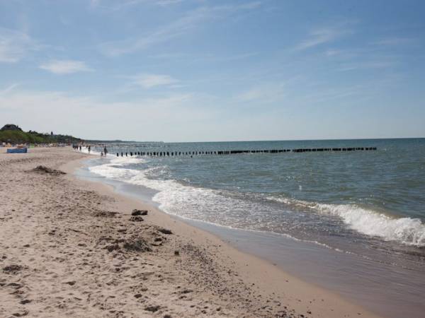 Plaża przy Willi GRYF jest szeroka i piaszczysta.