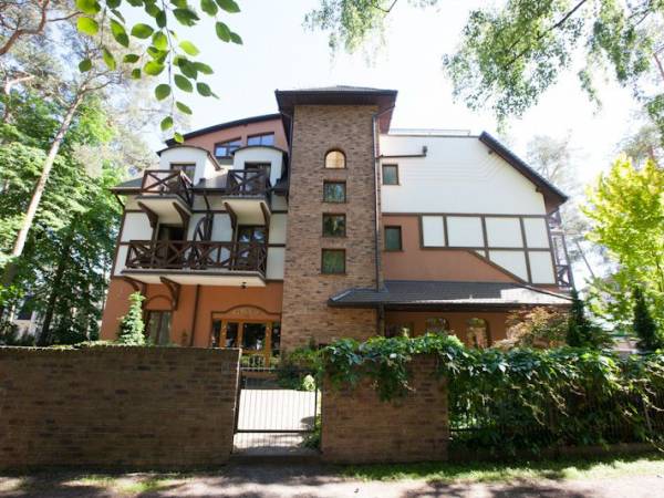 Nasz hotel położony jest na skraju 100-letniego lasu.